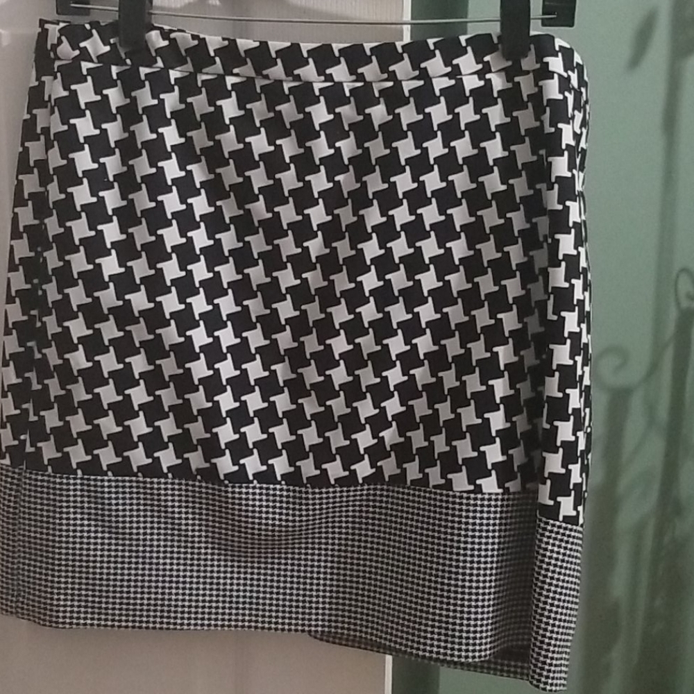 Michael kors black and white skirt